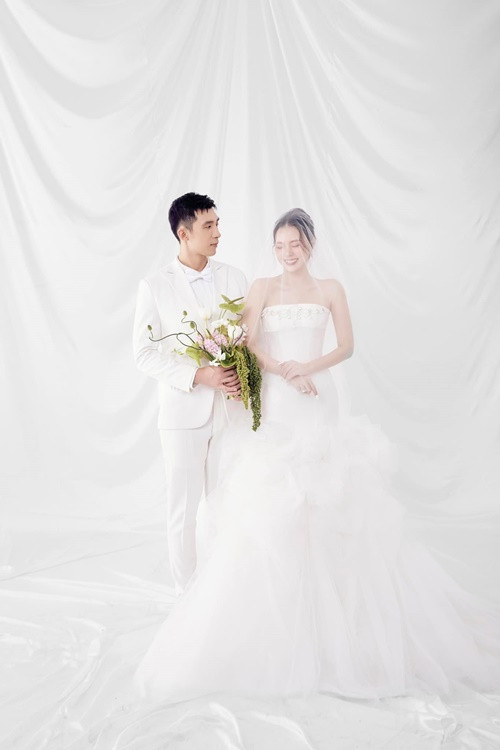 Trong đám cưới của Midu, khách mời được yêu cầu quét mã QR trên thiệp cưới để xác nhận, diện trang phục màu đen, trắng.