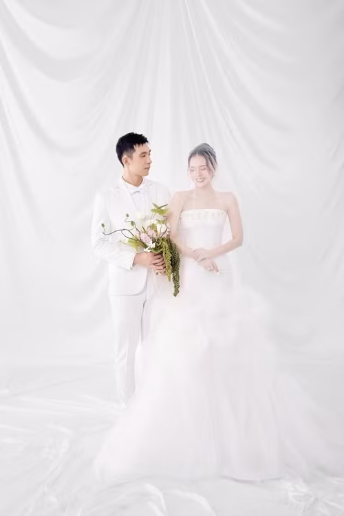 Trong đám cưới của Midu, khách mời được yêu cầu quét mã QR trên thiệp cưới để xác nhận, diện trang phục màu đen, trắng.