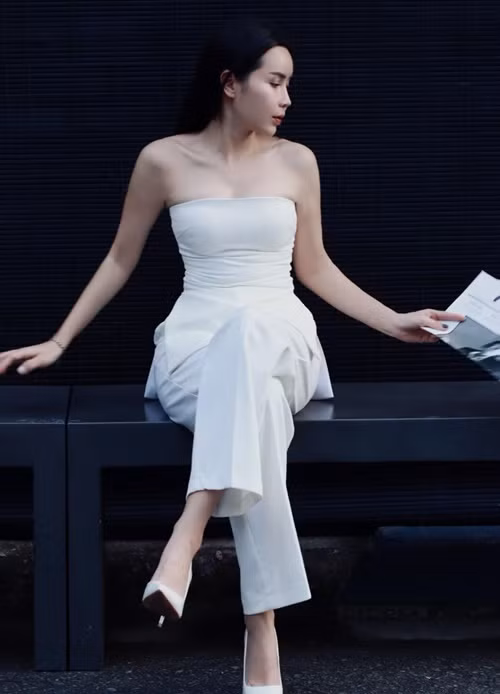 Sau sinh lần 2, Lưu Hương Giang dao kéo. Cô sửa mũi, bơm mỡ tự thân, cắt hàm tại Hàn Quốc.