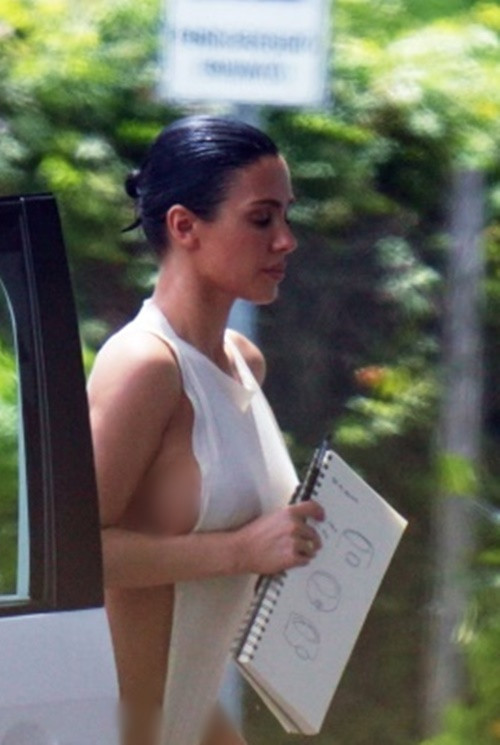 Mới đây, nữ kiến trúc sư Bianca Censori - vợ Kanye West đi họp trong trang phục hở hang gây sốc. Ảnh: Backgrid.