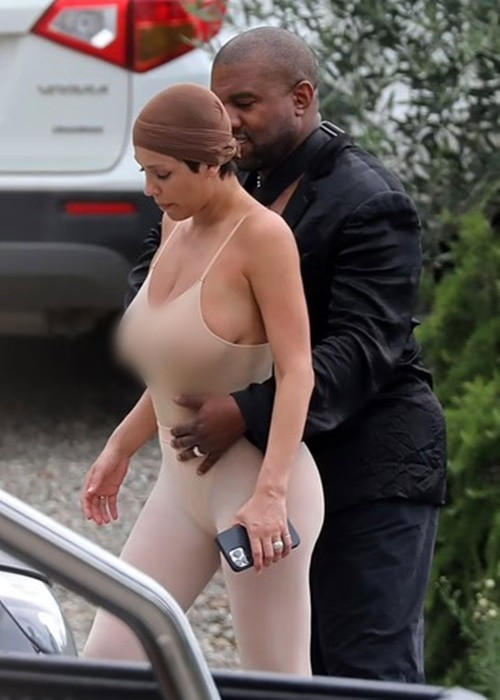 Kanye West thản nhiên để vợ ăn mặc phản cảm khi ra đường. Ảnh: Backgrid.