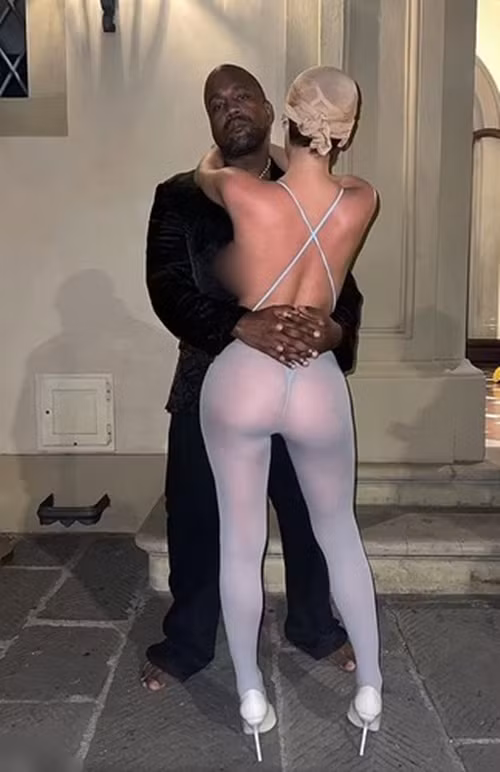 Nhiều người cho rằng Bianca Censori là bản sao của Kim Kardashian - vợ cũ của Kanye West. Ảnh: Instagram.