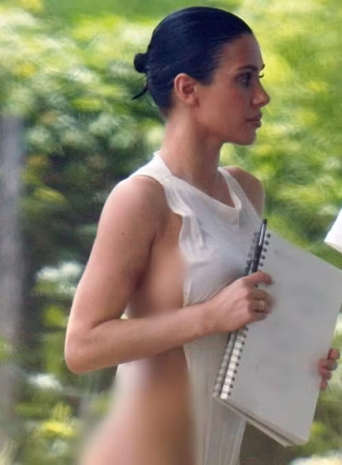 Bianca Censori diện trang phục như đồ bơi một mảnh, không quá ôm sát cơ thể. Ngoài ra, nữ kiến trúc sư dường như không mặc nội y. Chính vì vậy, vợ Kanye West lộ vòng 1 và vòng 3 hớ hênh. Ảnh: Backgrid.