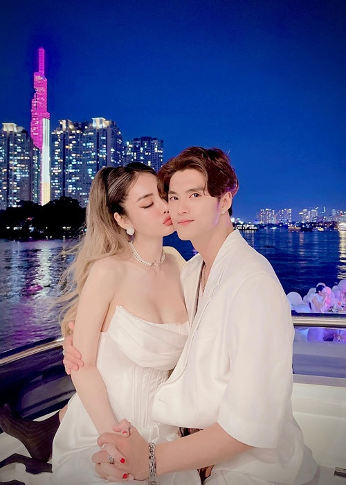 Linh Chi nhiều lần khoe được chồng chiều chuộng. Lâm Vinh Hải từng tặng nữ người mẫu căn hộ 4 tỷ, nhẫn kim cương trị giá 700 triệu đồng.