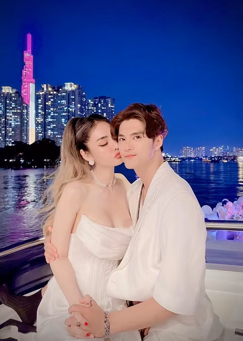 Linh Chi nhiều lần khoe được chồng chiều chuộng. Lâm Vinh Hải từng tặng nữ người mẫu căn hộ 4 tỷ, nhẫn kim cương trị giá 700 triệu đồng.