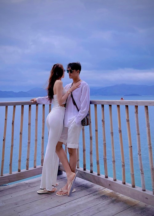 Lâm Vinh Hải còn làm cho Linh Chi những điều nhỏ nhặt nhưng đầy tình cảm như chải tóc hay nấu ăn.