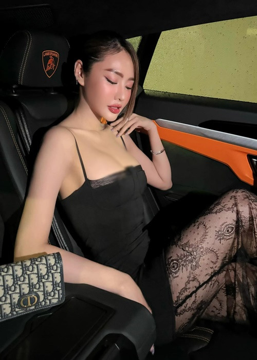 “Gà cưng” một thời của Vũ Khắc Tiệp diện chiếc váy cúp ngực, xuyên thấu khoe vóc dáng cân đối.