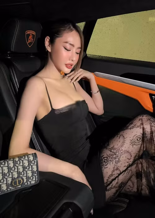 “Gà cưng” một thời của Vũ Khắc Tiệp diện chiếc váy cúp ngực, xuyên thấu khoe vóc dáng cân đối.