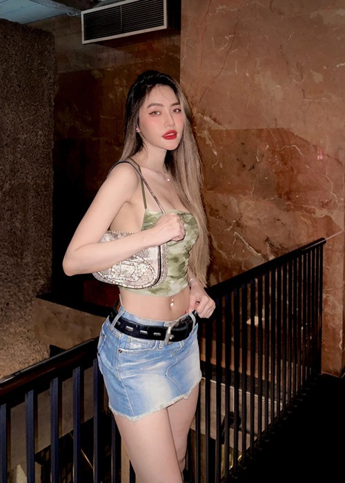 Chân dài từng đoạt giải Á hậu phụ nữ Việt Nam qua ảnh năm 2012.