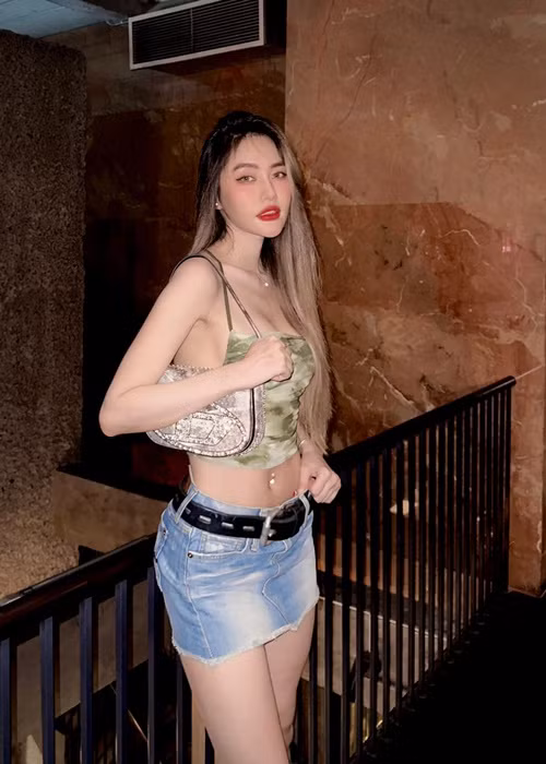 Chân dài từng đoạt giải Á hậu phụ nữ Việt Nam qua ảnh năm 2012.