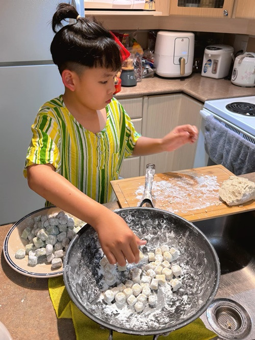 Diễm Hương không ít lần khoe con trai tự lập, biết giúp đỡ mẹ.