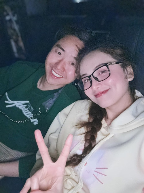 Vợ chồng Diễm Hương khoe cùng đi xem phim tối.