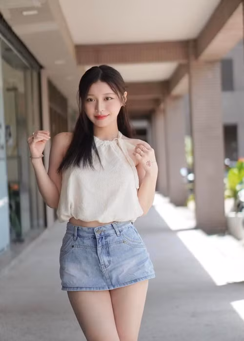 Han Sara có gu thời trang trẻ trung, gợi cảm.