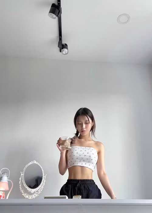 Vòng eo của Han Sara săn chắc, nhỏ nhắn, dẻo dai như rắn nước.