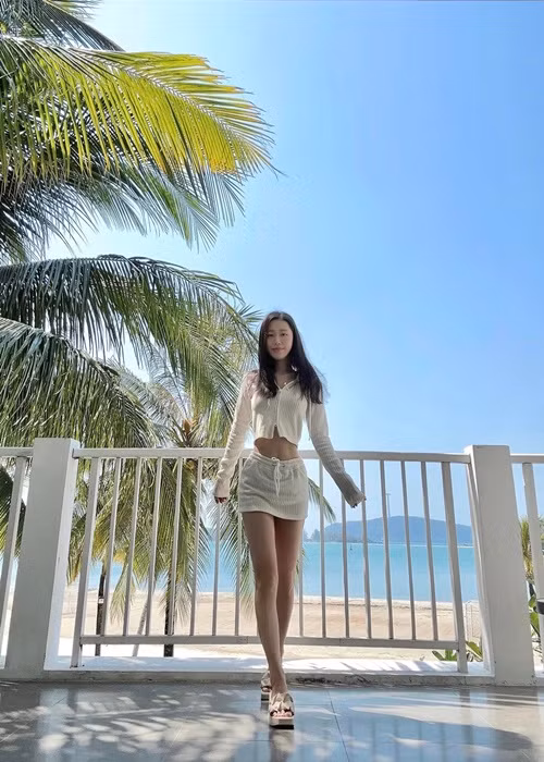 Cô luôn được xếp vào top những mỹ nhân sở hữu vòng eo nhỏ nhất showbiz Việt. Năm 2020, Han Sara khoe vòng eo từ 53 cm xuống còn 50,5 cm.