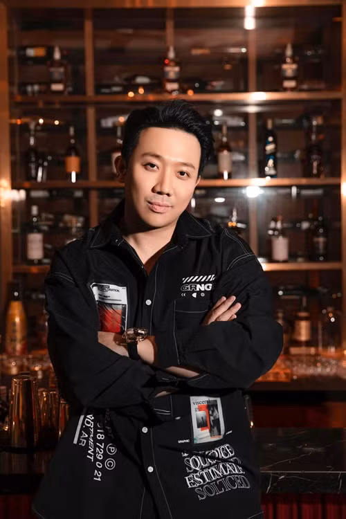 Giữa ồn ào, Trấn Thành bức xúc lên tiếng. Anh cho rằng câu nói của mình bị bóp méo, hiểu sai theo hướng đả kích người khác. Nam diễn viên cho biết phần chia sẻ đầy đủ của anh mang tính đồng cảm nhiều hơn. Ảnh: FBNV.