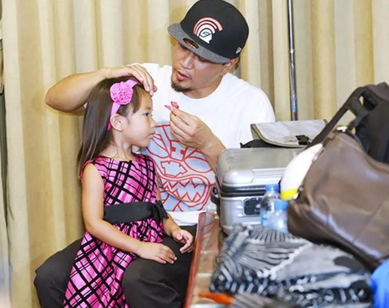 Trước khi sinh con gái năm 2011, Hà Trần là người nội trợ, vào các ngày cuối tuần cô mới đi hát, còn chồng đi làm kiếm tiền. Sau khi sinh con, cô hay đi diễn xa nên Bình Đoàn tự nguyện ở nhà chăm sóc con. Ảnh: Khám Phá.