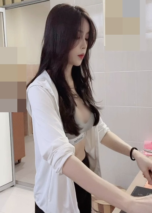 Hot girl xinh đẹp cởi áo khoe vòng một khi nấu nướng.