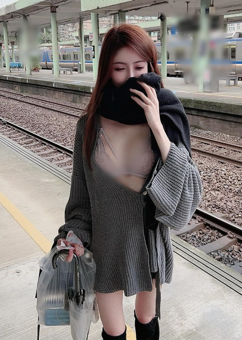 Hannah nhiều lần để lộ nội y khi xuống phố.