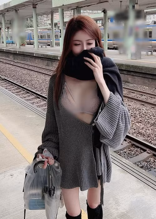 Hannah nhiều lần để lộ nội y khi xuống phố.