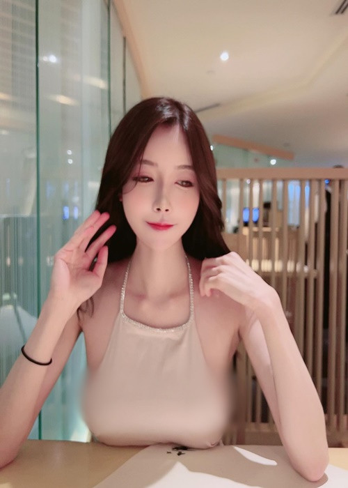 Trước khi vướng lùm xùm ăn mặc, Hannah được nhiều cư dân mạng yêu thích nhờ nhan sắc ngọt ngào, quyến rũ.