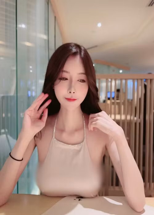 Trước khi vướng lùm xùm ăn mặc, Hannah được nhiều cư dân mạng yêu thích nhờ nhan sắc ngọt ngào, quyến rũ.