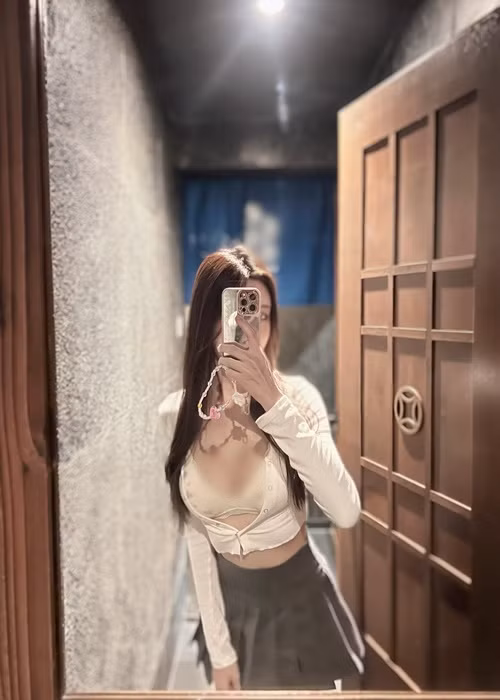 Hot girl từng bị khóa tài khoản mạng xã hội vì đăng tải những hình ảnh mặc thiếu vải.