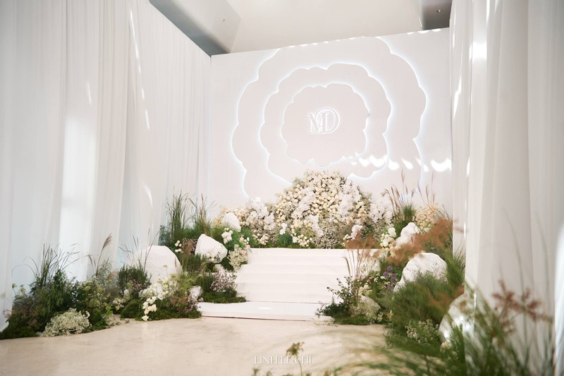 Vợ chồng Midu chi tiền "khủng" để trang hoàng không gian hôn lễ đẹp như trong cổ tích.