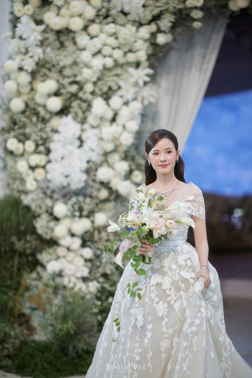 Midu diện 4 chiếc váy cưới trong ngày trọng đại.