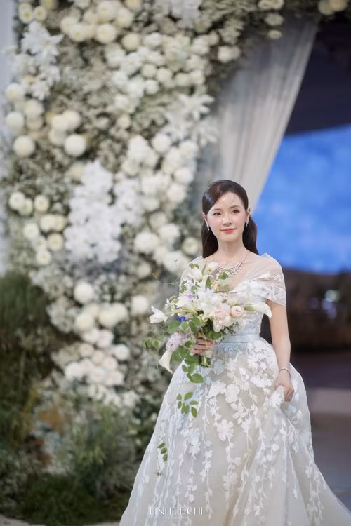 Midu diện 4 chiếc váy cưới trong ngày trọng đại.