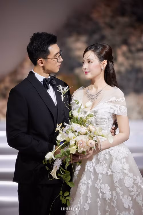 Midu và chồng kém tuổi tình tứ trước khi đón các khách mời.