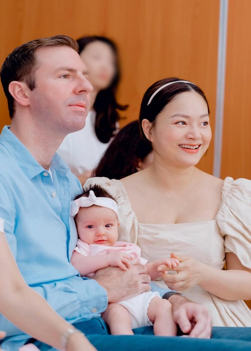 Vợ chồng diễn viên Lan Phương vừa đưa bé Mia cùng dự lễ tốt nghiệp mẫu giáo của bé Lina.