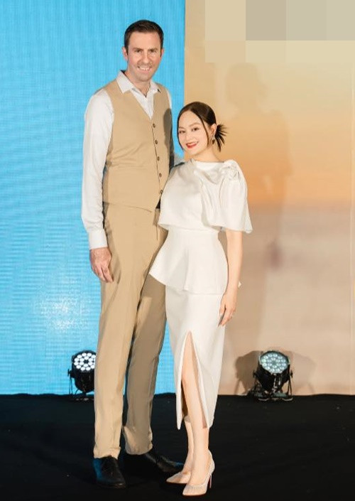 Vợ chồng Lan Phương có sự chênh lệch chiều cao khá lớn do David Duffy cao hơn 2m.