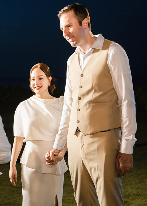 Vợ chồng nữ diễn viên ăn mặc đồng điệu khi dự sự kiện gần đây.