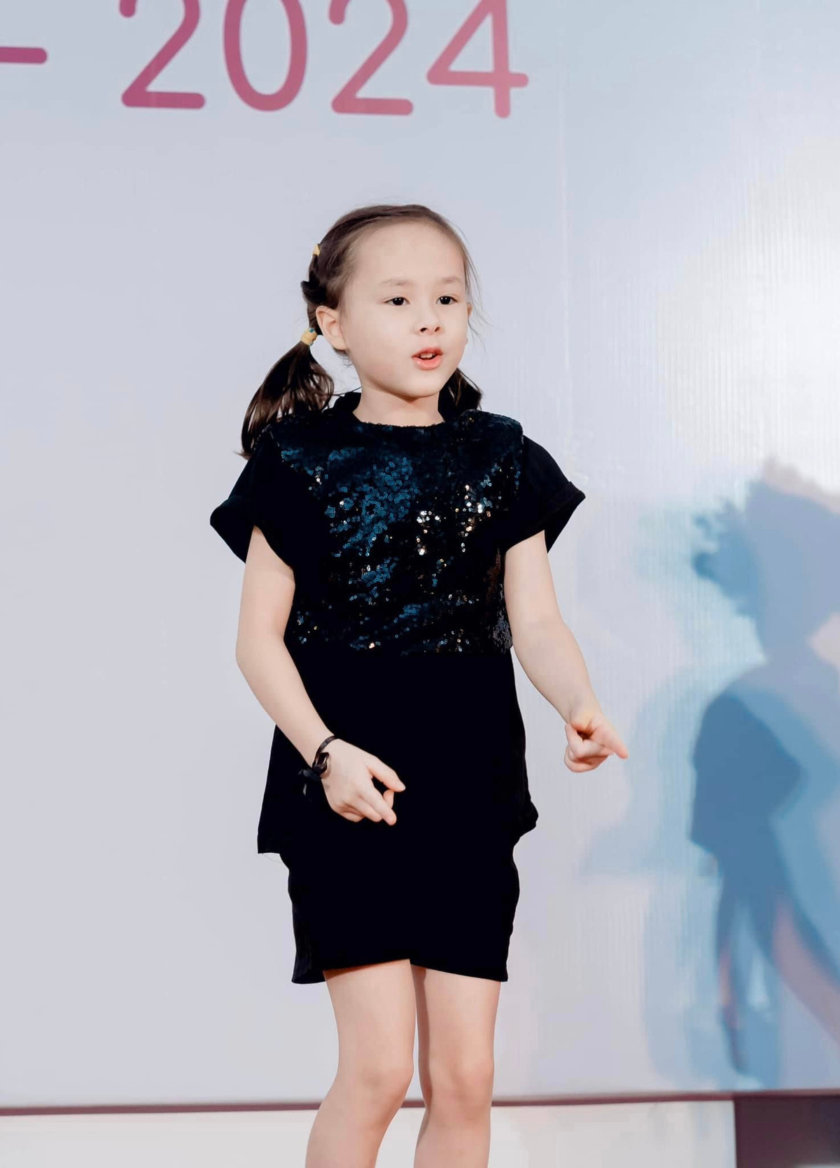 "Cảm ơn Lina yêu dấu vì đã giúp mẹ trở thành phiên bản tốt hơn rất nhiều của chính mình. Cảm ơn con vì con đã là con của mẹ", Lan Phương viết.