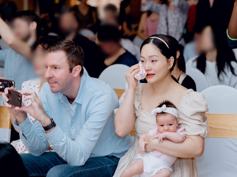 Nữ diễn viên bật khóc trong lễ tốt nghiệp mẫu giáo của con gái đầu lòng.