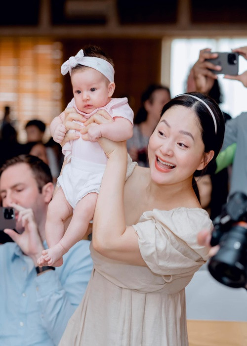 “Cô bé của mẹ mới ngày nào đi chưa vững đã phải đi nhà trẻ khi mẹ đi quay phim Nàng dâu order. Mẹ vẫn nhớ rõ những hôm đi quay về muộn, mẹ chạy đến đón con, thấy Lina đã choàng túi vải qua cổ, ngồi ngóng ra cửa chờ mẹ đến đón, Thấy mẹ, con vội chập chững bước tới, túi treo trước ngực, mẹ nhìn Lina vừa yêu vừa thương con rớt nước mắt. Còn Lina hôm nay đã lớn bổng, không chỉ là đi nữa mà cô ý chạy, nhảy, lộn vòng trên thang khỉ .Cô ấy đã đọc nhanh như 1 bạn lớp 2, lớp 3 và mê sách khủng khiếp", Lan Phương viết trên trang cá nhân.