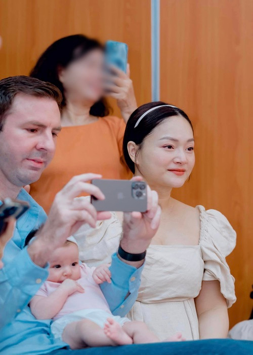 Lan Phương dõi theo bé Lina trên sân khấu.