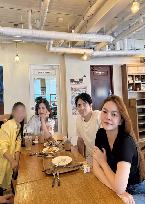 Trước đó, Phạm Quỳnh Anh chia sẻ hình ảnh cùng vợ chồng Đông Nhi ở Hàn Quốc.
