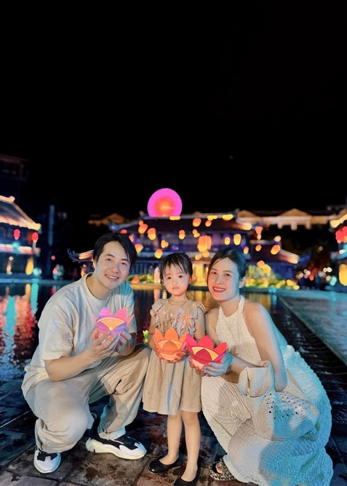 Đang mang thai, giọng ca sinh năm 1988 vẫn thần thái tươi tắn, rạng ngời.