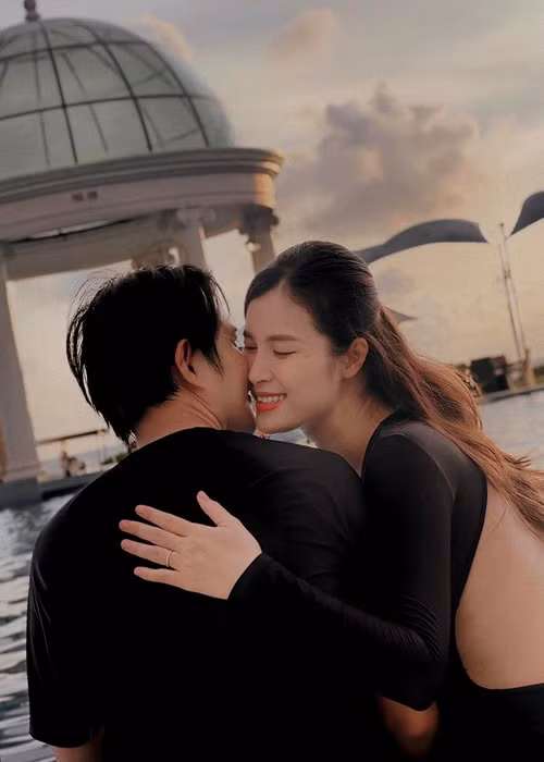 Mới đây, nữ ca sĩ tiết lộ, cô sẽ sinh con vào tháng 8.