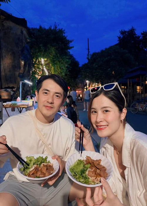 Đông Nhi cùng chồng con đi du lịch Hội An vào tháng 5.