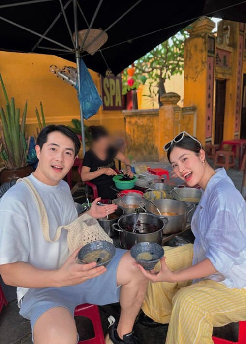 Đông Nhi thường chọn trang phục rộng rãi khi bụng bầu ngày càng lớn.