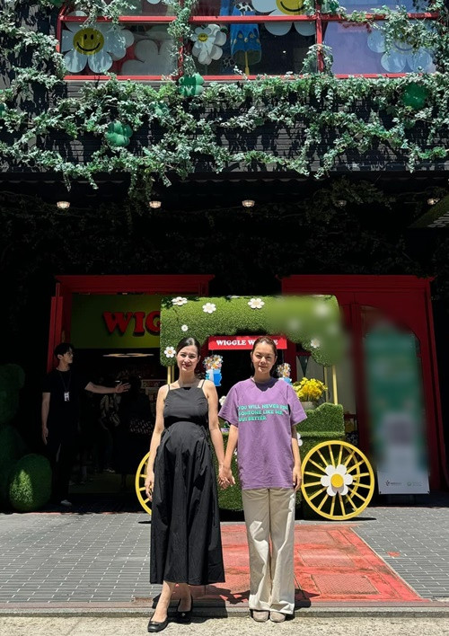 Phạm Quỳnh Anh vừa chia sẻ hình ảnh bên Đông Nhi trong chuyến du lịch Nhật Bản.