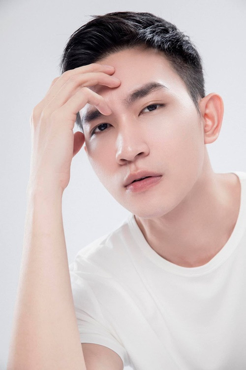 Sau 5 năm gắn bó, người mẫu Võ Cảnh rời công ty của Khắc Tiệp.