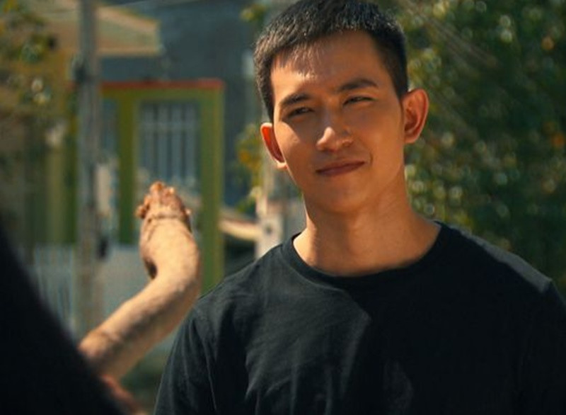 Năm 2020, "gà cưng" một thời của Khắc Tiệp gây chú ý khi đóng vai Hùng - chàng trai mang dáng dấp của một công tử thành phố si mê cô gái miền cồn cát tên Nhớ trong phim Cát đỏ.