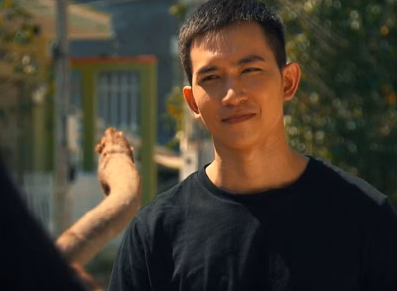 Năm 2020, "gà cưng" một thời của Khắc Tiệp gây chú ý khi đóng vai Hùng - chàng trai mang dáng dấp của một công tử thành phố si mê cô gái miền cồn cát tên Nhớ trong phim Cát đỏ.