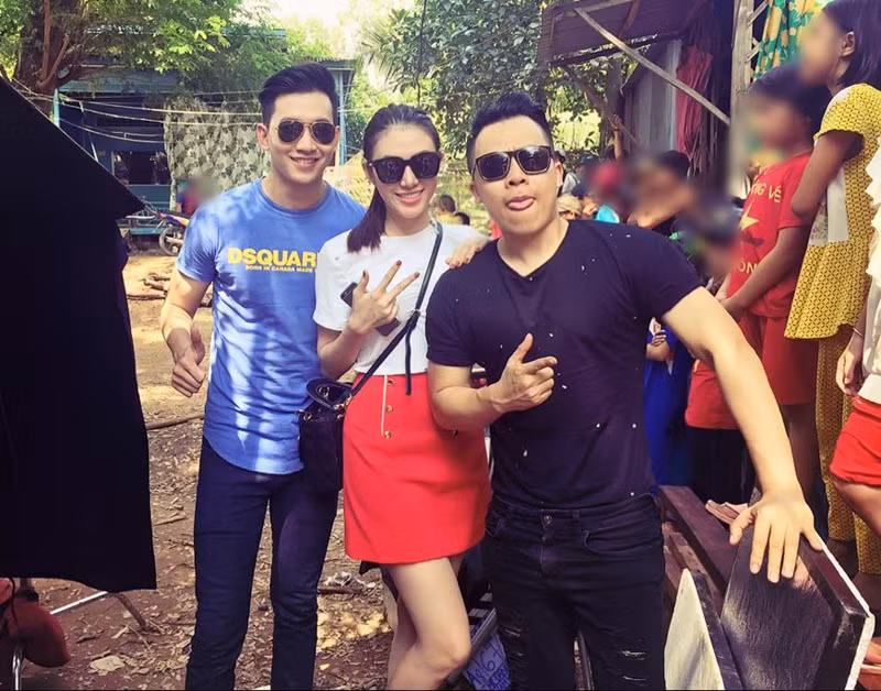  Võ Cảnh (ngoài cùng bên trái) xuất thân là nhân viên văn phòng. Nhờ chiều cao 1m82, gương mặt điển trai, anh được Khắc Tiệp mời về công ty làm người mẫu độc quyền.