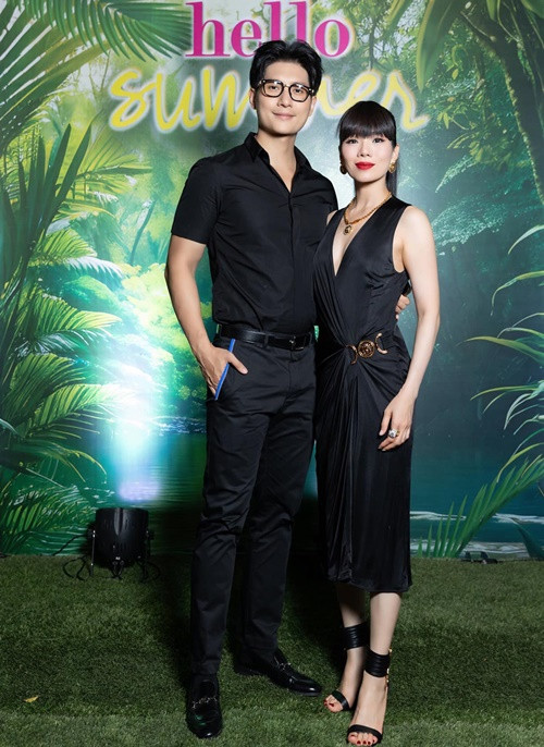 Cặp đôi tay trong tay dự sự kiện cuối tháng 5 vừa qua. Ảnh: FBNV.