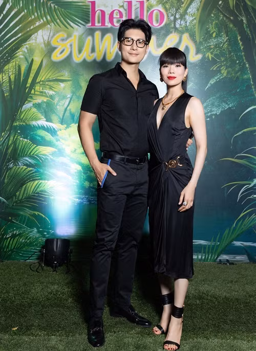 Cặp đôi tay trong tay dự sự kiện cuối tháng 5 vừa qua. Ảnh: FBNV.